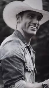 ¿Quién es ese hombre? 🤩🧔🏻 , ¿A vos te gustaría encontrarte un caballista  como @toni? 🤠, #MQBCR #MiraQuienBailaCR #Famosos #TeamFamosos #Juez  #ToniCosta #Vaquero #Teletica