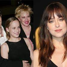 Dakota johnson and boyfriend chris martin's daughter apple bonded during a family trip to aspen (picture: Inside Dakota Johnson S Life Including Her Famous Parents And Partner