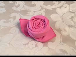 Comment Plier Une Serviette De Tissu En Forme De Rose Dans 72 Secondes Youtube Serviette De Table Comment Plier Des Serviettes Et Serviettes En Tissu