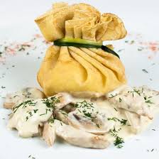 Aumonieres Au Poulet Champignons Et Sauce Bechamel Recette Sauce Bechamel Recette De Plat Bechamel