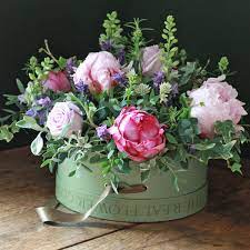 Peony Rose Hat Box Arrangement By The Real Flower Company Arreglos Florales Artificiales Arreglos Florales Bellos Arreglos Florales