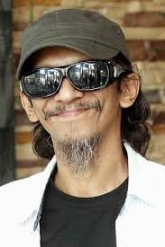 Shahrul refuses, wanting to stay in perlis rather than face the hectic life of the city. Kl Menjerit 1 2005 Trakt Tv