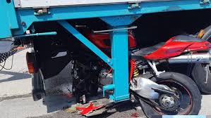 Sulla provinciale, dove si sono formati diversi chilometri di. Tragico Schianto Contro Un Camion Muore Motociclista G Di Vicenza