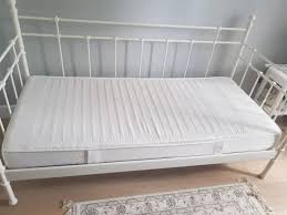 Sprzedam Lozko Metalowe Biale Ikea W Bardzo Dobrym Stanie Wymiary 90x200 Stelaz Z Drewna Bukowego 28 Listw Osadzonych W Elastycznych Bed Furniture Mattress