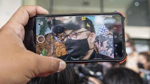 Beberapa bulan setelah ibumu meninggal dunia, sudah mamak suruh dia kawin saja dengan perempuan lain, baik orang makasar atau orang lain negri. Bareskrim Tunggu Laporan Novel Baswedan Soal Peretasan Telegram
