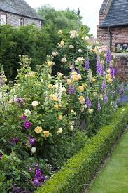 Tall Border With Roses And Snapdragons Englishgardens Small Cottage Garden Ideas Cottage Garden Beautiful Flowers Garden