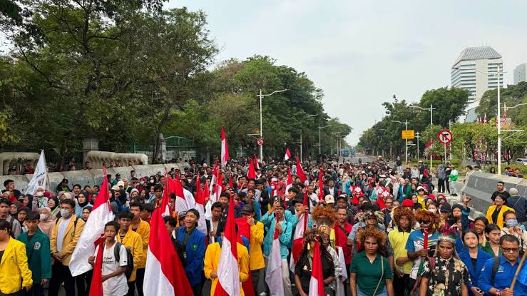 Ribuan Mahasiswa Gelar Kirab Merah Putih, Serukan Persatuan Tanpa Provokasi