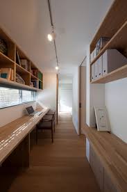 寝室前室としての書斎 根來宏典建築研究所 モダンデザインの 書斎 木 木目調 homify 住宅 インテリアアーキテクチャ ホームオフィスのデザイン