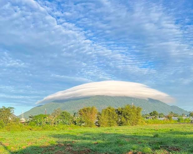 M&acirc;y 'đĩa bay' khổng lồ phủ đỉnh n&uacute;i Chứa Chan