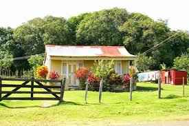 Hermosa Casita De Nuestros Campos Dominicanos En Tiempos Modernos Casa Hermosa Casas Caribenas Casas De Campo