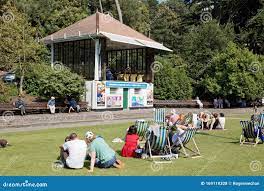 Bournemouth England Moderne Standfläche Im Park Redaktionelles Stockfoto -  Bild von stühle, england: 169118328