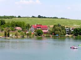 A strandon öltözőkabin, vizibicikli, csónak bérelhető. Banki To Szallaskeres Hu Blog