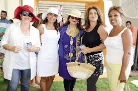 سيدات مجتمع ينظمن معارض في منتجعات سياحية fashion straw bag egypt