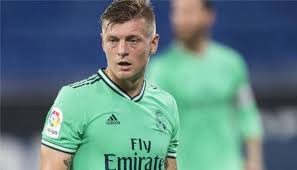 أكد الرئيس الفخري لنادي بايرن ميونخ الألماني أولي هونيس أن توني كروس لاعب خط وسط ريال مدريد الإسباني الذي أعلن مؤخرًا اعتزاله اللعب الدولي، ليس له مكان في كرة القدم بعد الآن. ÙƒØ±ÙˆØ³ ÙŠÙƒØ´Ù Ø¹Ù† Ø±Ø¯ ÙØ¹Ù„ Ù„Ø§Ø¹Ø¨ÙŠ Ø±ÙŠØ§Ù„ Ù…Ø¯Ø±ÙŠØ¯ Ø¨Ø¹Ø¯ ÙØ¶ÙŠØ­Ø© Ø¨Ø±Ø´Ù„ÙˆÙ†Ø© Ø£Ù…Ø§Ù… Ø¨Ø§ÙŠØ±Ù† Ù…ÙŠÙˆÙ†Ø® Ø¨Ø·ÙˆÙ„Ø§Øª