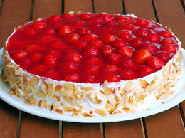 Erdbeer kuchen ist ein besonders fruchtiger blechkuchen, da der rührteig und der tortenguss mit orangensaft zubereitet wird. Der Beste Erdbeerkuchen Rezept Mit Vanille Pudding Vom Blech Oder In Springform Mit Wiener Biskuit Boden
