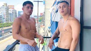 Es un Día Abrasador y Los Dos Latinos Sexys Sienten El Calor Sobre Sus  Cuerpos Musculosos - SayUncle - Pornhub Gay