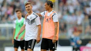 Joshua kimmich had to be subbed off with injury after 35 minutes in fc bayern's victory over borussia dortmund on saturday evening. Video Neuzugang Leroy Sane Uber Die Bemuhungen Der Bayern Spieler Kimmich War Der Nervigste Goal Com