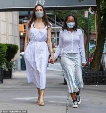 Популярные фотографии angelina jolie в форуме. Angelina Jolie Reveals Her Daughter Zahara 16 Recently Had Surgery Fr24 News English