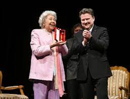 This page is only a fan page. Archivmeldung Michael Ludwig Uberraschte Christa Ludwig Mit Einem Goldenen Rathausmann Presse Service