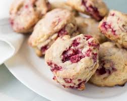 Scones Au Chocolat Blanc Framboises Et Noix De Macadam Recipe In 2020 Scones White Chocolate Recipes