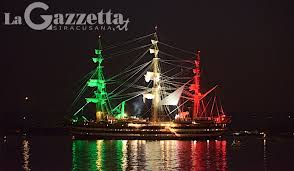 Attualmente l'amerigo vespucci è la più anziana nave della marina militare ancora in servizio. Siracusa Spettacolo Tricolore Della Nave Scuola Amerigo Vespucci Ieri Sera Alla Fonda Nel Porto Grande Arrivederci La Gazzetta Siracusana