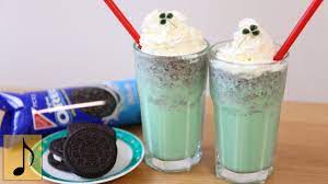 Mom juga bisa jadikan resep minuman yang satu ini sebagai ide jualan, sehingga kamu bisa mempunyai pendapatan meskipun hanya di rumah saja. 7 Kreasi Minuman Kafe Berbahan Oreo Buatmu Yang Bosan Nyeduh Coffee Mix Sasetan Yuk Bikin