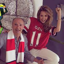 Willkommen auf der offiziellen facebook seite von mandy capristo. Mesut Ozil Unterstutzung Von Mandy Capristo Beim Comeback Bunte De