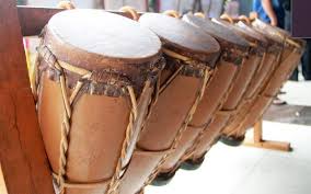 Dimainkan oleh satu orang, alat musik aramba termasuk jenis musik alat musik ideofon.bagi warga nias, alat musik ini diyakini mempunyai nilai keramat alias mistis. 15 Alat Musik Tradisional Dari Sumatera Utara Lengkap