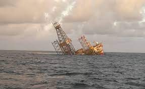 Seorang pekerja pelantar minyak maut manakala anak dan isterinya cedera selepas kereta yang dinaiki mereka hilang kawalan lalu merempuh pembahagi jalan. Velesto Rig Sinks Off Malaysia Splash247