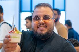 المكان هذا مداير ضجة في شارع الجرابة 🤯 الله يبارك 🍨 اسمه Pinkberry ❤️ و  يبيع أكواب زبادي مثلج عندهم 6 نكهات مختلفة كل واحدة فيهم أجمل من الثانية  🍫🍒🍉 النكهة الأصلية