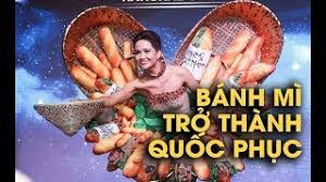 Ngày 11/12, missosology đưa ra danh sách những trang phục đẹp nhất, dựa theo đánh giá của các biên tập, chuyên gia nhan sắc của riêng chuyên trang này. H Hen Nie Mang Banh Mi Ä'i Thi Trang Phá»¥c Dan Tá»™c Miss Universe Youtube