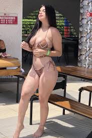 Voluptuous Natalia Hoyos hot bikini curves· Pandesia World