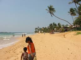 An der südwestküste bei beruwela reihen sich hotelanlagen und bungalowsiedlungen dicht aneinander. Datei Strand Hikkaduwa Sri Lanka Jpg Wikipedia
