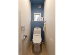 ブルーをトイレのアクセントカラーに トイレ 壁紙 おしゃれ 階下のトイレ トイレ おしゃれ