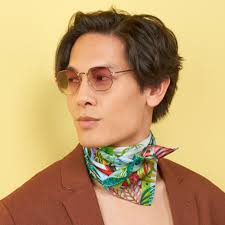 Carré de soie 67, twill de soie imprimé Toucan à la cascade de l'Artiste Alain  Thomas