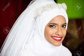 Maybe you would like to learn more about one of these? Muslim Braut Junge Schone Schonheit Weissen Brautkleid Kopftuch Portrat Lacheln Lizenzfreie Fotos Bilder Und Stock Fotografie Image 80851682