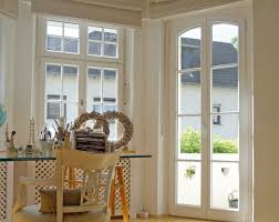 Gemutlicher Und Heller Altbau Holz Balkontur In Weiss Mit Sprossen Und Dazu Passendem Sprossenfenster Aus Holz Sorpetal Sprossenfenster Altbau Terrassenturen