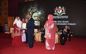 Pelaksanaan kebenaran pulang awal satu jam bertujuan menjaga kebajikan dan keselamatan penjawat awam wanita yang terkandung dalam pekeliling perkhidmatan bilangan 11 tahun 2017 `pelaksanaan kebenaran pulang awal satu jam kepada pegawai wanita mengandung'. Photo Gallery Category Sesi 1 Image Sesi 1