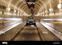 Un coche a través del antiguo túnel del Elba en Hamburgo, Alemania, 03 de  mayo de 2007. Terminado en 1911 y mide 426,5 m el túnel conecta los barrios  de San Pauli