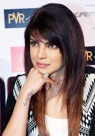 Aaj ke video me front flicks katne ka aasan sa tarika share kiya. 8 Hairstyles That Make You Look Younger Inspired From Actresses Large Forehead Hairstyles Hairstyles With Bangs Bangs With Medium Hair