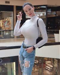 Huge tits at the mall : r2busty2hide