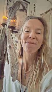 Maria Östlund bor i Hassela och är shaman. Hör henne berätta om shamanismen  och hur en healingsession brukar gå till