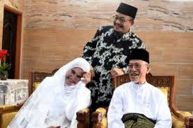 Menjadi terkenal kerana pusat pendidikan al barakah, forum perdana ehwal islam, rancangan tv kalau. Sweet Ustaz Kazim Elias Jadi Orang Tengah Kami
