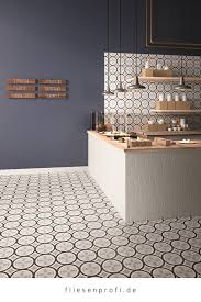 Dekor Fliese Patchwork Schwarz Weiss Retro Dekor 20x20 Patchwork Black White 01 Sant Agostino In 2020 Bodenfliesen Kuchenfliesen Inspiration Feinsteinzeug