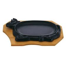 Ikenaga Induction Cast Iron Cow Shaped Sizzle Platter With Wood Base Globalkitchen Japan