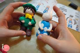 Eine kette mit (rest) kuchen und ein ohrring paar aus zwei kuchenstücken und die… Krippenfiguren Selbst Basteln Mit Fimo Kinder Diy Trends