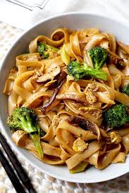 Veggie Pad See Ew Chew On These Savory Thai Rice Noodles In Less Than 16 Minutes This A Traditional Pad See Ew Recipe M Pad See Ew Thai Rice Noodles Recipes