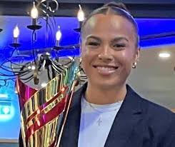 Olympia-Weitspringerin Laura Raquel Müller trägt sich ins Goldene Buch der  Stadt Öhringen ein