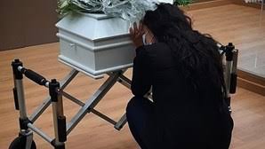 Angélica jordão foi transferida de imediato para o hospital de faro e foi aí que percebeu que a sua filha lua já não tinha o coração a bater. Angelica Jordao Em Lagrimas No Funeral Da Filha Bebe Sinto Tanto A Tua Falta Meu Amor Famosos Correio Da Manha