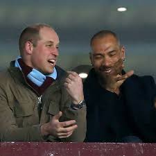 Skuespiller og tidligere fotballstjerne john carew (41) etterforskes av økokrim. April 10 2018 Aston Villa Fan Prince William With John Carew During The Championship Game Against Cardiff Ci Prince George British Royal Family Prince William